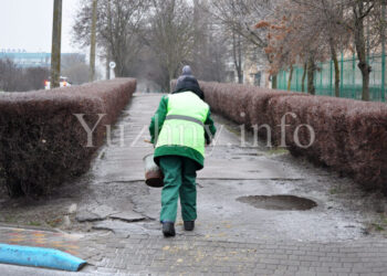 Негода вирує: в Южненській ОТГ комунальники почали посипку автодоріг та пішохідних зон | YНовини одещіни