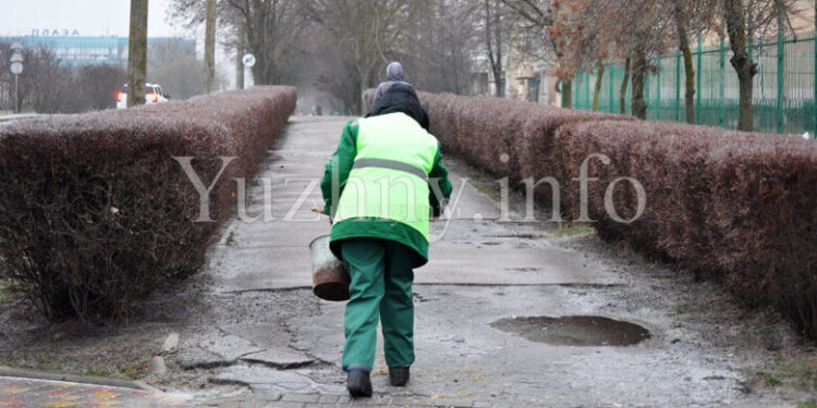 Негода вирує: в Южненській ОТГ комунальники почали посипку автодоріг та пішохідних зон | YНовини одещіни