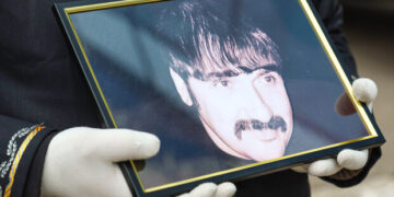 «Одесский джентльмен»: у киностудии простились с известным актером Евгением Хаитом  