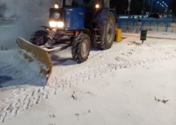 В Южненській громаді комунальники почали розчищати дороги від снігу з ночі | YНовини одещіни