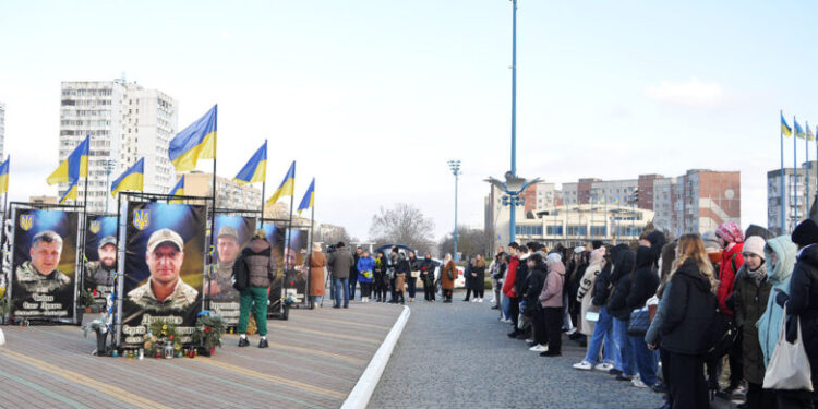 В Южному на Еспланаді пам’яті відкрили додаткову конструкцію зі світлинами загиблих бійців (фото) | YНовини одещіни