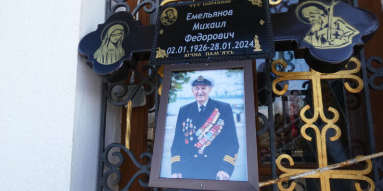 В Южному попрощалися з останнім ветераном-портовиком Михайлом Ємельяновим (фото) | YНовини одещіни