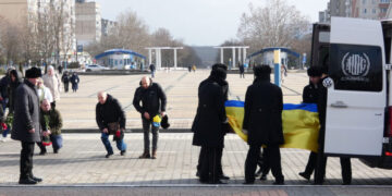 Загинув, рятуючи побратимів: в Южному попрощалися з військовим Вадимом Яремчуком (фото) | YНовини одещіни