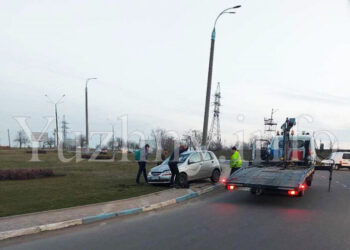 Біля «якоря» при в’їзді в Южне перевернувся автомобіль | YНовини одещіни