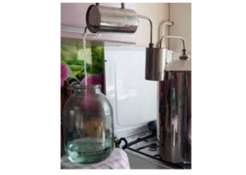 В Ізмаїлі судили «самогонщика» у промислових масштабах: у нього вилучили майже 28 тисяч літрів спирту