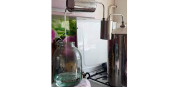 В Ізмаїлі судили «самогонщика» у промислових масштабах: у нього вилучили майже 28 тисяч літрів спирту