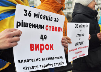 Втретє і з новими гаслами: в Южному відбувся пікет за чіткі терміни демобілізації (фото) | YНовини одещіни