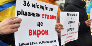 Втретє і з новими гаслами: в Южному відбувся пікет за чіткі терміни демобілізації (фото) | YНовини одещіни