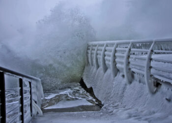 Завораживающие кадры замершей одесской набережной
