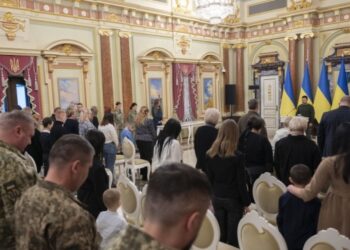 Зеленський вручив сертифікати на житло Героям України та родинам полеглих воїнів