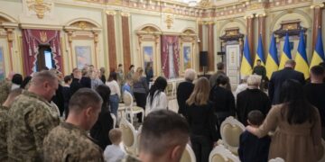 Зеленський вручив сертифікати на житло Героям України та родинам полеглих воїнів