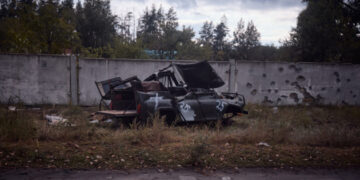 Ідентифікували російського офіцера, який розстрілював цивільні авто в Гостомелі