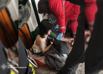 У Кам’янському бійці ДСНС врятували жінку із задимленої пожежею квартири | Кримінальні новини