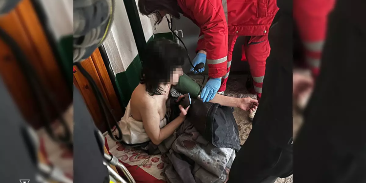 У Кам’янському бійці ДСНС врятували жінку із задимленої пожежею квартири | Кримінальні новини