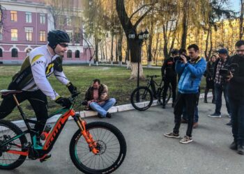 У Києві мер столиці Віталій Кличко приїхав на виборчу дільницю для голосування на велосипеді