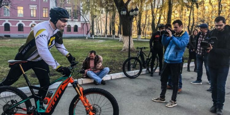 У Києві мер столиці Віталій Кличко приїхав на виборчу дільницю для голосування на велосипеді