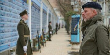 У Києві голова Військового комітету НАТО вшанував пам’ять полеглих українських воїнів