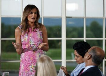 В рожевому платті Меланія Трамп затьмарила навіть свою пасербицю Іванку