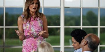 В рожевому платті Меланія Трамп затьмарила навіть свою пасербицю Іванку