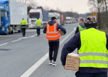 Заблокованим на кордоні водіям передали близько 2 тисяч продуктових наборів