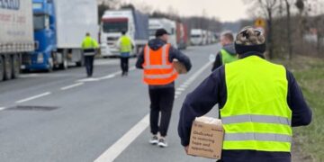 Заблокованим на кордоні водіям передали близько 2 тисяч продуктових наборів