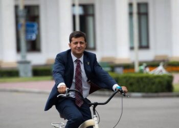 Команда президента поки не буде їздити в офіс на велосипедах, але на всяк випадок встановили велостанцію