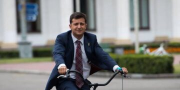 Команда президента поки не буде їздити в офіс на велосипедах, але на всяк випадок встановили велостанцію