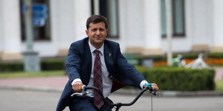 Команда президента поки не буде їздити в офіс на велосипедах, але на всяк випадок встановили велостанцію