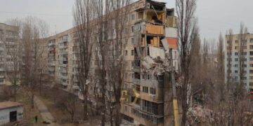 Приліт дрона до одеської багатоповерхівки: загинули дві людини, під завалами шукають маму з немовлям