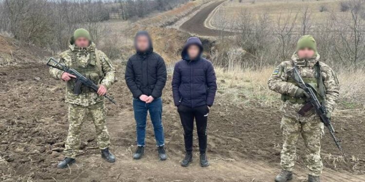 У Болградському районі на кордоні двоє чоловіків застрягли у протитранспортному рові