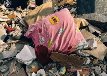 В обіймах мами, яка намагалася вберегти: під завалами одеської багатоповерхівки знайшли тіло ще одного немовляти