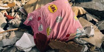 В обіймах мами, яка намагалася вберегти: під завалами одеської багатоповерхівки знайшли тіло ще одного немовляти