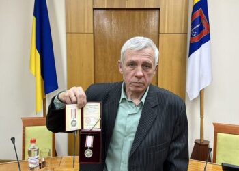 В Одессе наградили электрика, который помогал эвакуировать людей после прилета ракету в многоэтажку