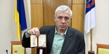 В Одессе наградили электрика, который помогал эвакуировать людей после прилета ракету в многоэтажку