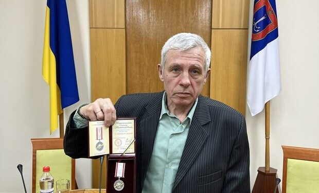 В Одессе наградили электрика, который помогал эвакуировать людей после прилета ракету в многоэтажку