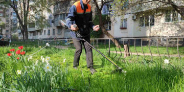 КОММУНАЛЬЩИКИ НАВОДЯТ ПОРЯДОК НА УЛИЦАХ ОДЕССЫ