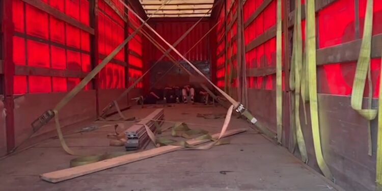 Заплатили за втечу 6 тис. доларів: фуру з ухилянтами затримали прикордонники на Одещині