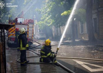У центрі Одеси горів триповерховий будинок: постраждали рятувальники