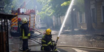 У центрі Одеси горів триповерховий будинок: постраждали рятувальники