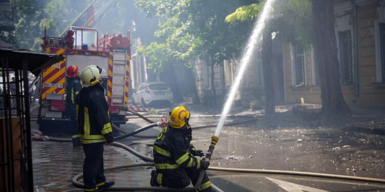 У центрі Одеси горів триповерховий будинок: постраждали рятувальники