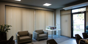 Вертикальные жалюзи: особенности и советы по выбору