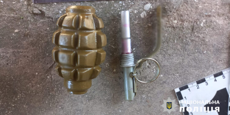 Граната сусідці, щоб була чемною, і дружині, щоб не розлучалася: в Бессарабії двоє чоловіків за погрози боєприпасами повстануть перед судом