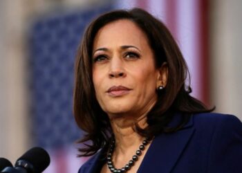 Камала Гарріс могла використовувати сережки-навушники на дебатах проти Дональда Трампа 