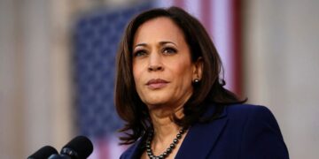 Камала Гарріс могла використовувати сережки-навушники на дебатах проти Дональда Трампа 