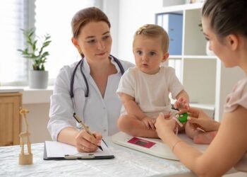 Що потрібно знати батькам про медичне страхування дітей?