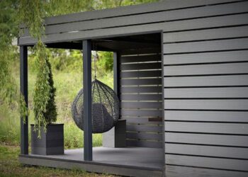 Тренди в дизайні огорож: використання фасадної дошки для сучасного паркану