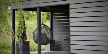 Тренди в дизайні огорож: використання фасадної дошки для сучасного паркану