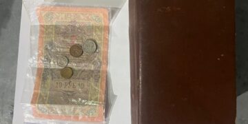 Прикордонники у пункті пропуску «Орлівка» виявили «Новий заповіт» і гроші початку XX століття