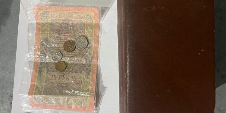 Прикордонники у пункті пропуску «Орлівка» виявили «Новий заповіт» і гроші початку XX століття