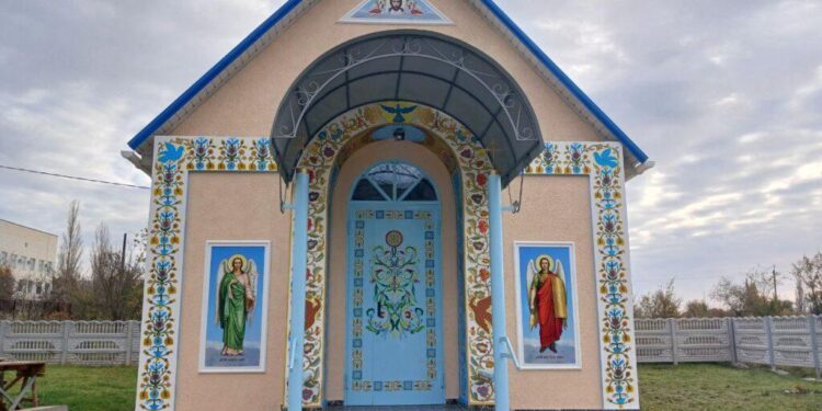 Арцизькі художники розписали фасад каплиці Святого Кипріана ПЦУ (Фото)